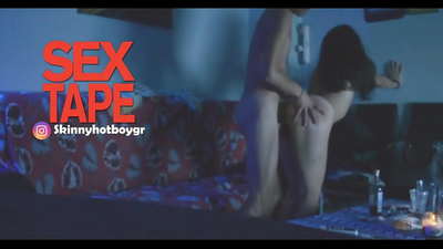 ತನ್ನ ಗೆಳೆಯನೊಂದಿಗೆ ಮುದ್ದಾದ ಶಾಲಾ ಬಾಲಕಿ